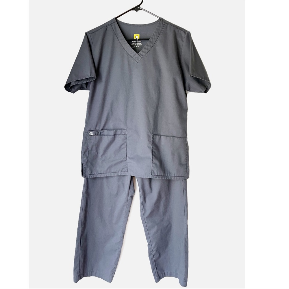 Wonder Wink Women’s Scrub Set Pewter Top Size “S” Bottom/Pants size “PM”